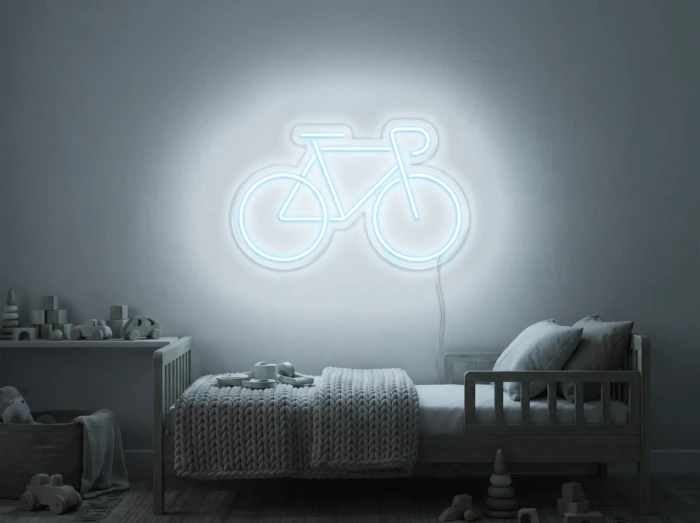 Neonskylt «Cykel» i iskall vit LED-neon, monterad på vägg