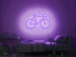 Neonskylt «Cykel» i lila LED-neon, monterad på vägg
