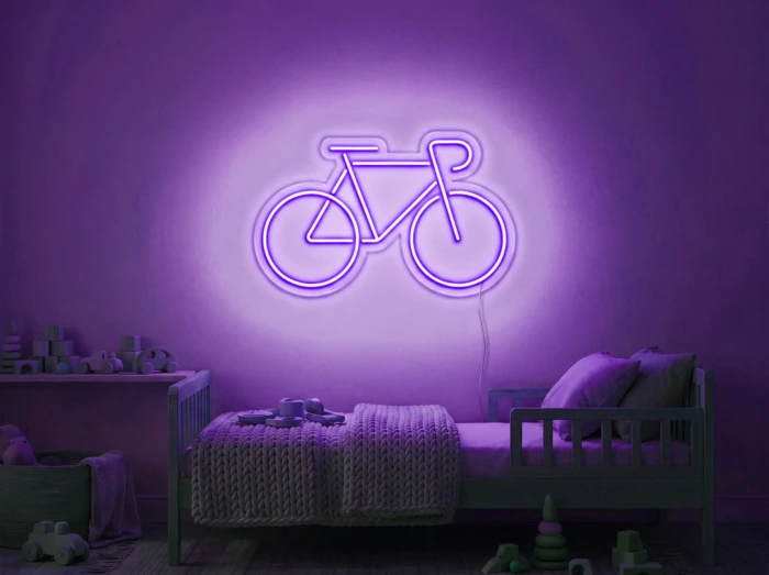 Neonskylt «Cykel» i lila LED-neon, monterad på vägg