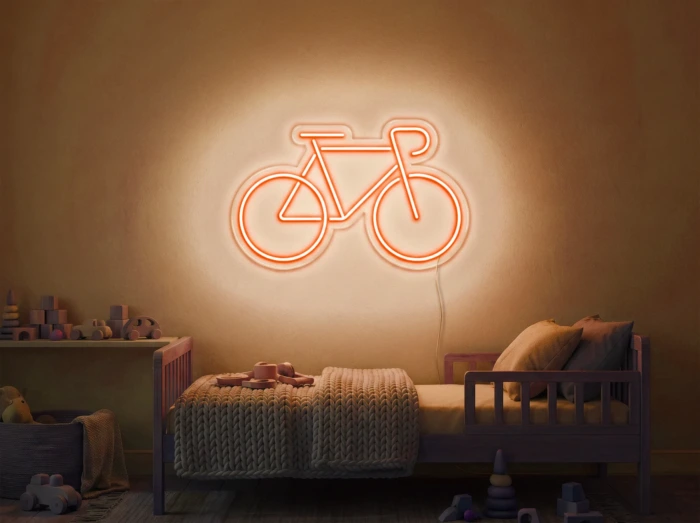 Neonskylt «Cykel» i orange LED-neon, monterad på vägg