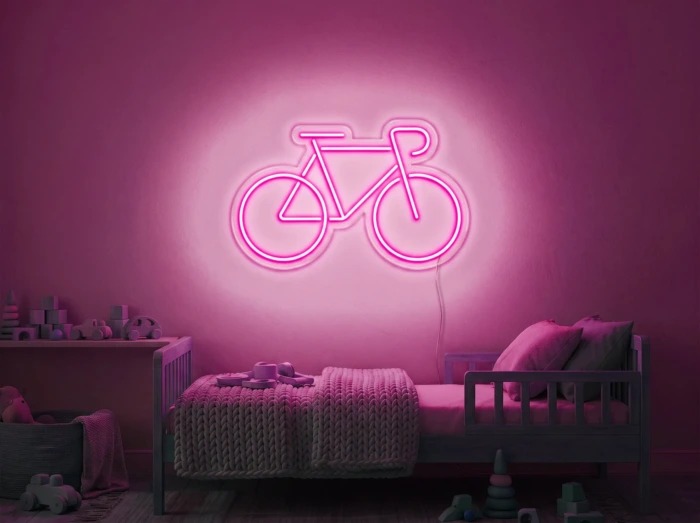 Neonskylt «Cykel» i rosa LED-neon, monterad på vägg