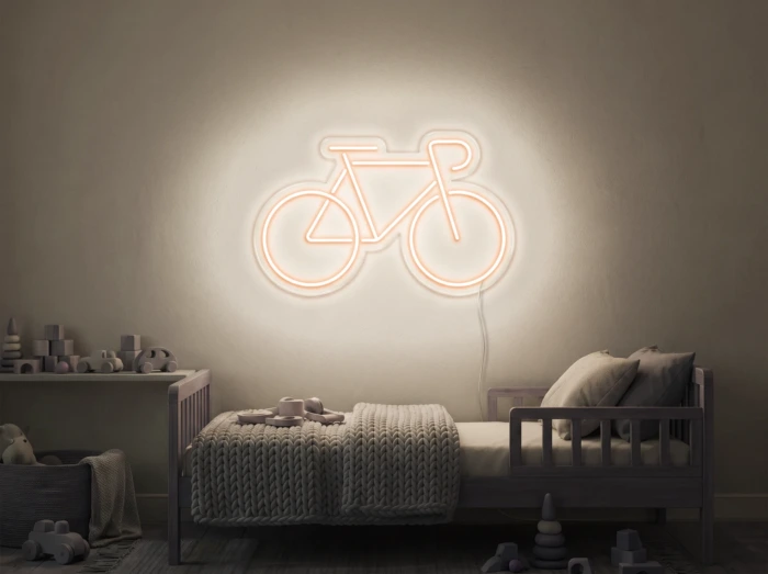 Neonskylt «Cykel» i varmvit LED-neon, monterad på vägg