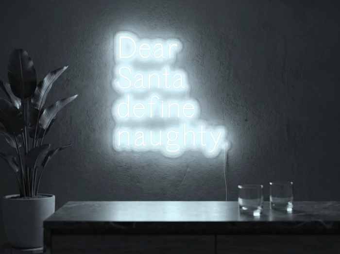 Neonskylt «Dear Santa» i iskall vit LED-neon, monterad på vägg