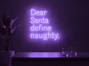 Neonskylt «Dear Santa» i lila LED-neon, monterad på vägg