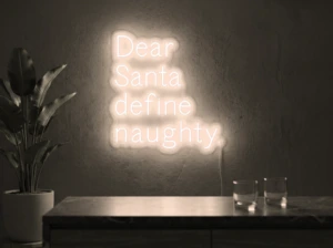 Neonskylt «Dear Santa» i varmvit LED-neon, monterad på vägg