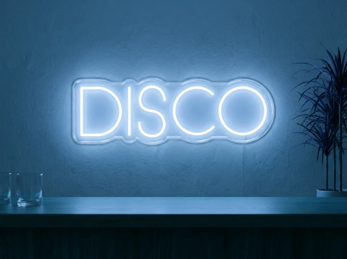 Neonskylt «Disco» i isblå LED-neon, monterad på vägg