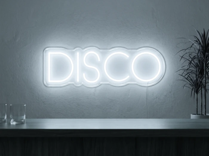Neonskylt «Disco» i iskall vit LED-neon, monterad på vägg