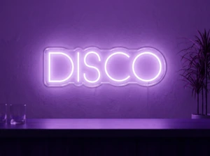 Neonskylt «Disco» i lila LED-neon, monterad på vägg