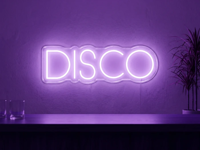 Neonskylt «Disco» i lila LED-neon, monterad på vägg