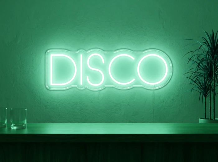 Neonskylt «Disco» i mintgrön LED-neon, monterad på vägg