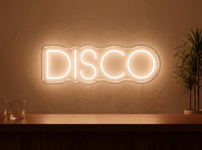 Neonskylt «Disco» i orange LED-neon, monterad på vägg