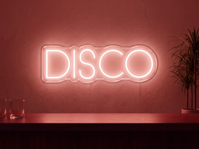 Neonskylt «Disco» i röd LED-neon, monterad på vägg