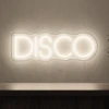 Neonskylt «Disco» i varmvit LED-neon, monterad på vägg