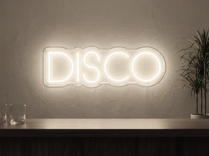 Neonskylt «Disco» i varmvit LED-neon, monterad på vägg