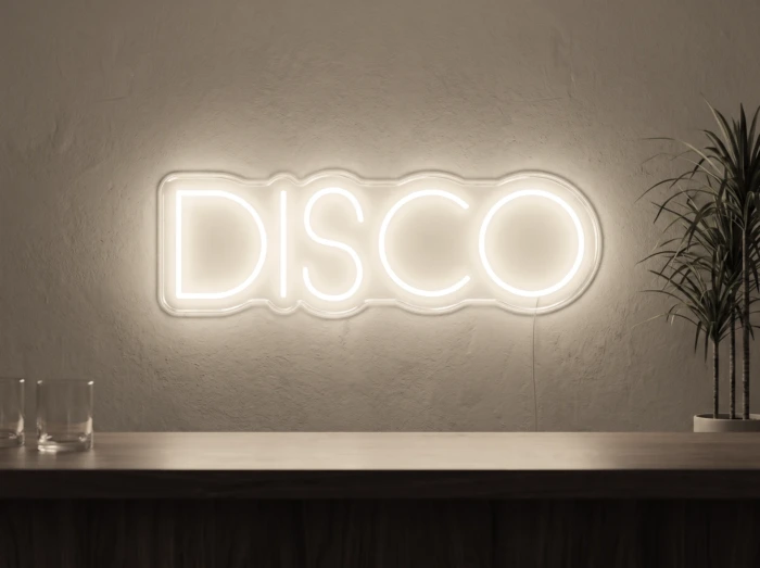 Neonskylt «Disco» i varmvit LED-neon, monterad på vägg