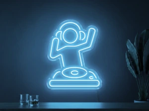 Neonskylt «DJ» i isblå LED-neon, monterad på vägg