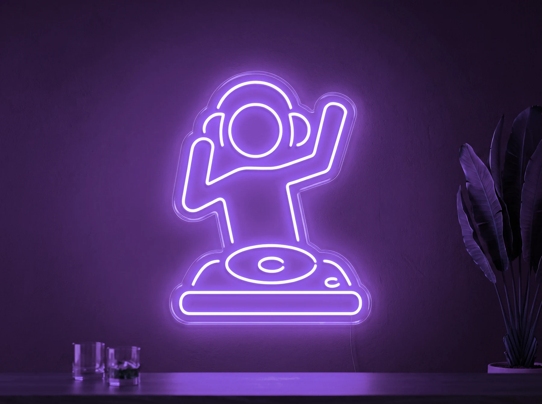 Neonskylt «DJ» i lila LED-neon, monterad på vägg