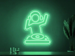 Neonskylt «DJ» i mintgrön LED-neon, monterad på vägg