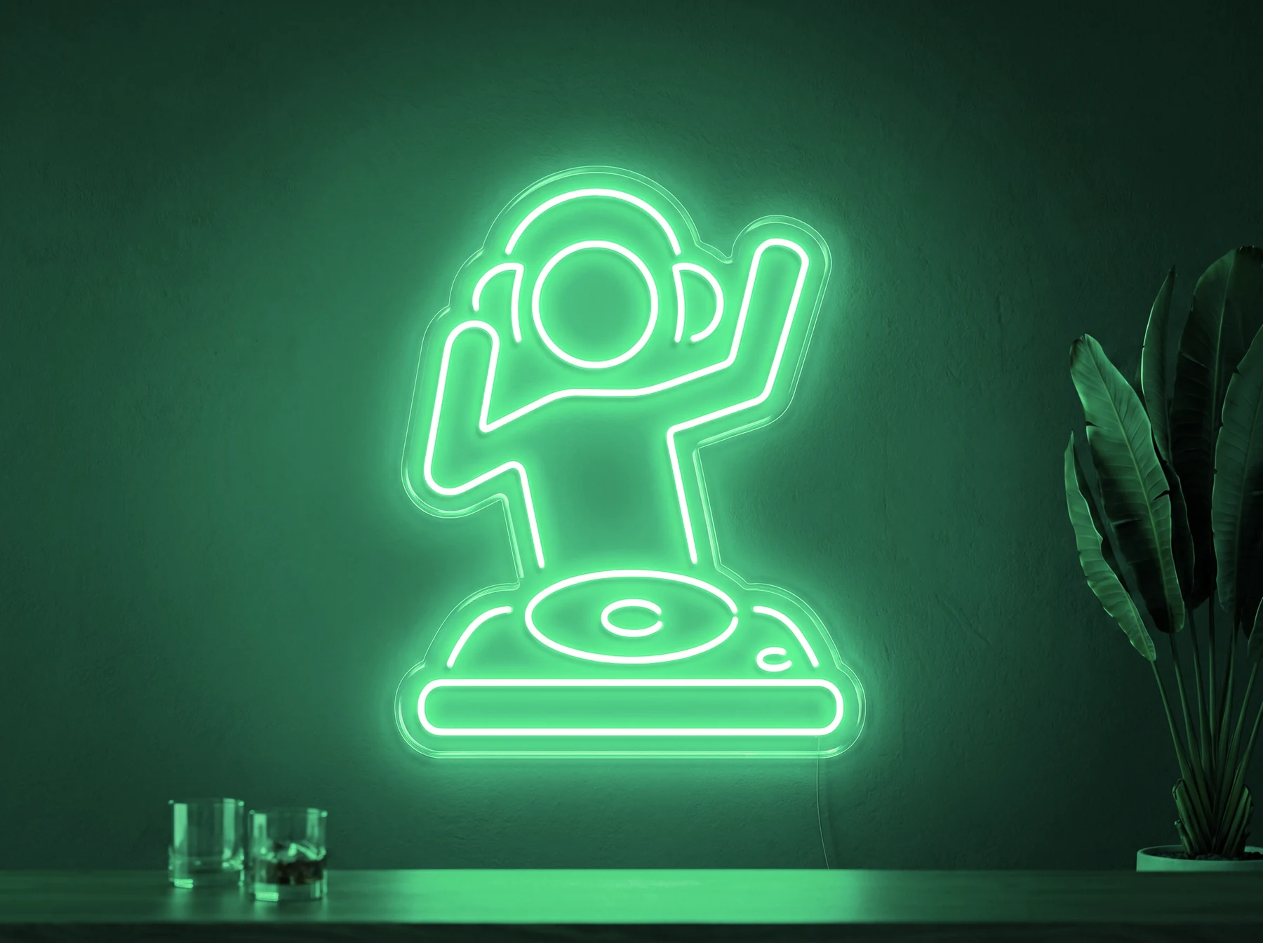 Neonskylt «DJ» i mintgrön LED-neon, monterad på vägg