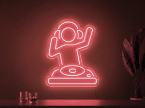 Neonskylt «DJ» i röd LED-neon, monterad på vägg