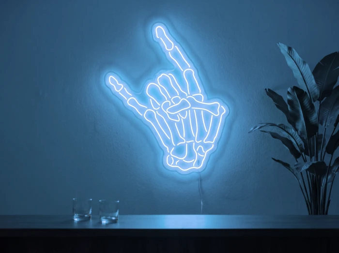 Neonskylt «Dödskalle» i isblå LED-neon, monterad på vägg