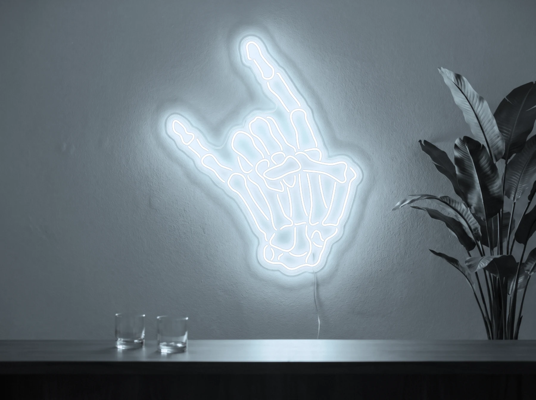 Neonskylt «Dödskalle» i iskall vit LED-neon, monterad på vägg