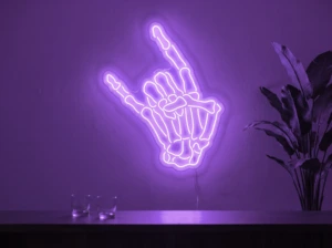 Neonskylt «Dödskalle» i lila LED-neon, monterad på vägg