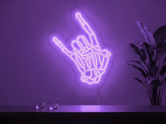 Neonskylt «Dödskalle» i lila LED-neon, monterad på vägg