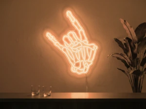 Neonskylt «Dödskalle» i orange LED-neon, monterad på vägg