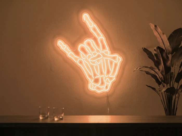 Neonskylt «Dödskalle» i orange LED-neon, monterad på vägg