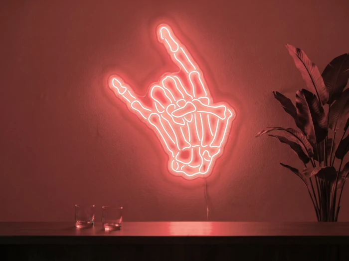 Neonskylt «Dödskalle» i röd LED-neon, monterad på vägg