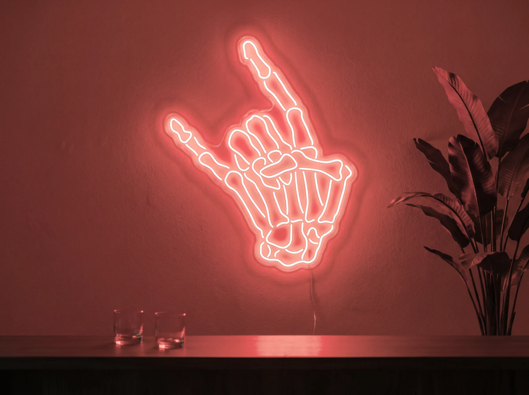Neonskylt «Dödskalle» i röd LED-neon, monterad på vägg