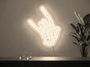 Neonskylt «Dödskalle» i varmvit LED-neon, monterad på vägg