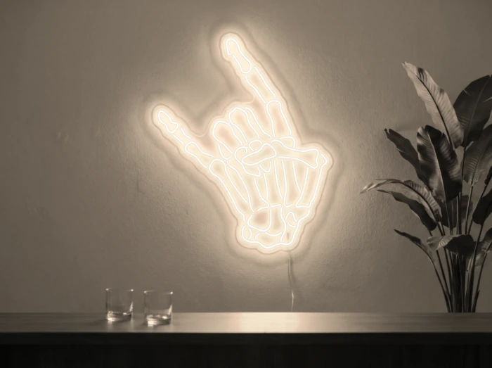 Neonskylt «Dödskalle» i varmvit LED-neon, monterad på vägg