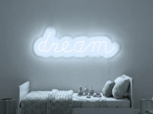 Neonskylt «Dream» i iskall vit LED-neon, monterad på vägg