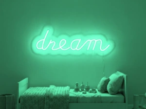 Neonskylt «Dream» i mintgrön LED-neon, monterad på vägg