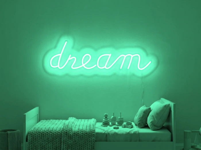 Neonskylt «Dream» i mintgrön LED-neon, monterad på vägg