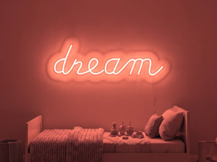 Neonskylt «Dream» i röd LED-neon, monterad på vägg