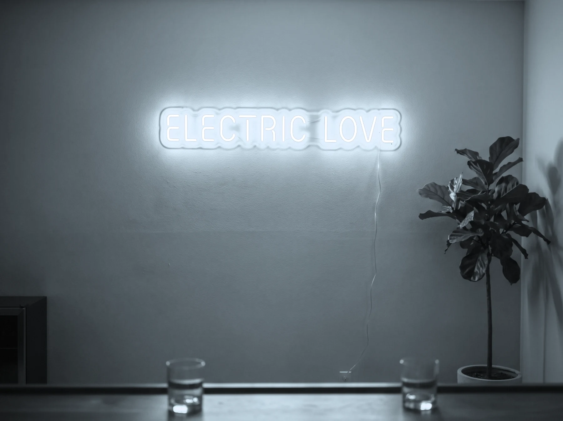 Neonskylt «Electric Love» i iskall vit LED-neon, monterad på vägg