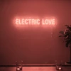 Neonskylt «Electric Love» i röd LED-neon, monterad på vägg