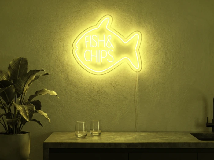 Neonskylt «Fish & Chips» i gul LED-neon, monterad på vägg