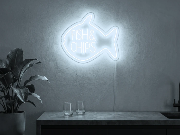 Neonskylt «Fish & Chips» i iskall vit LED-neon, monterad på vägg