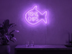 Neonskylt «Fish & Chips» i lila LED-neon, monterad på vägg
