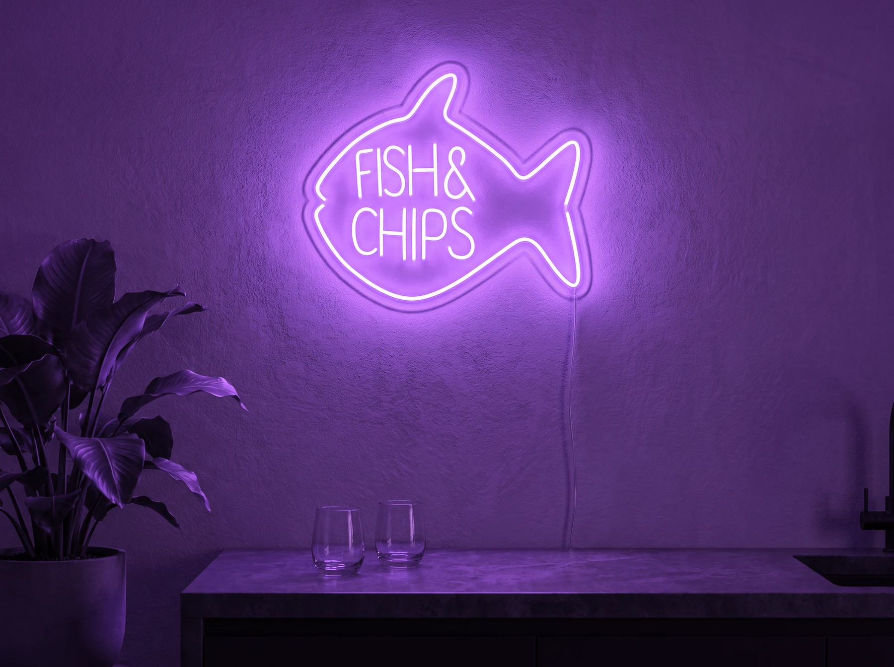 Neonskylt «Fish & Chips» i lila LED-neon, monterad på vägg