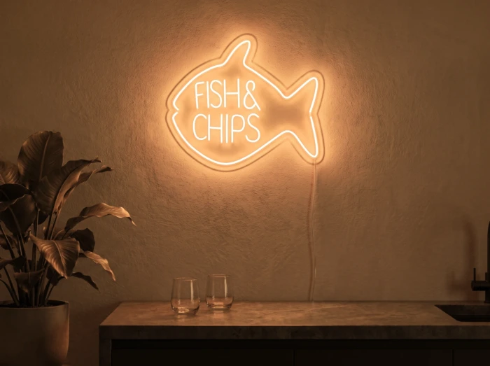 Neonskylt «Fish & Chips» i orange LED-neon, monterad på vägg