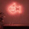 Neonskylt «Fish & Chips» i röd LED-neon, monterad på vägg