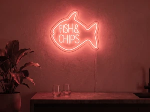 Neonskylt «Fish & Chips» i röd LED-neon, monterad på vägg