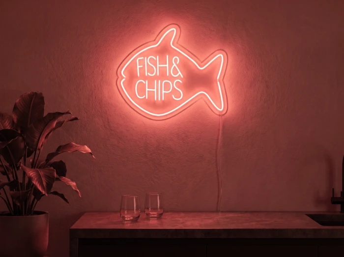 Neonskylt «Fish & Chips» i röd LED-neon, monterad på vägg