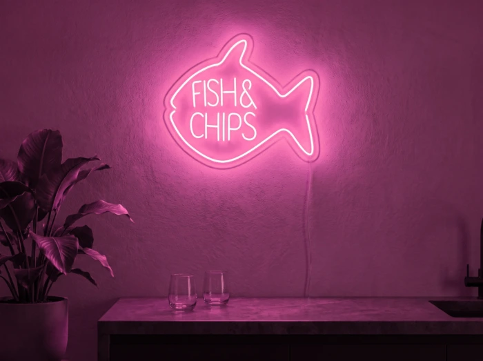 Neonskylt «Fish & Chips» i rosa LED-neon, monterad på vägg