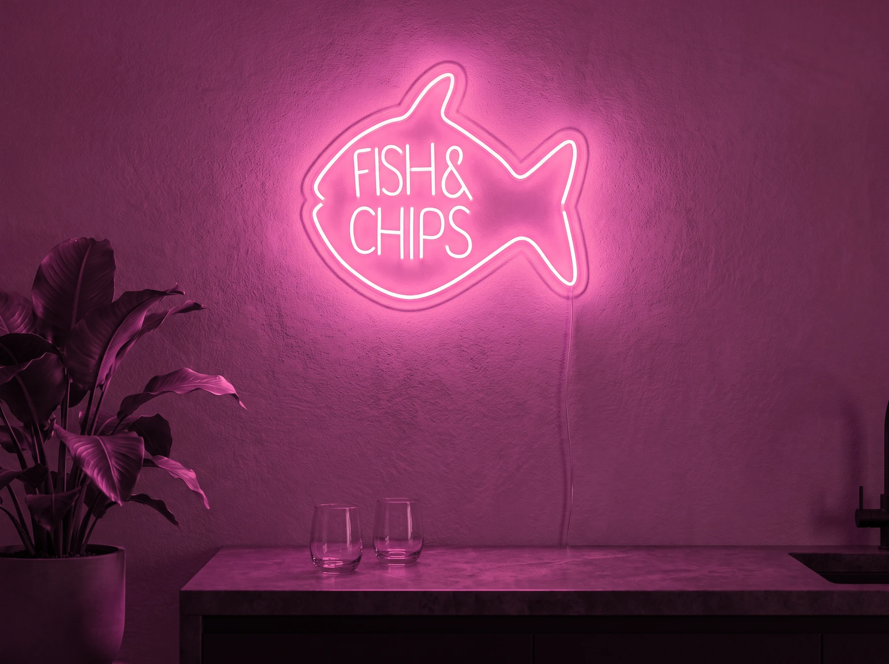 Neonskylt «Fish & Chips» i rosa LED-neon, monterad på vägg
